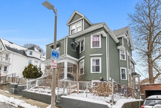 view of front of home featuring a fenced front yard