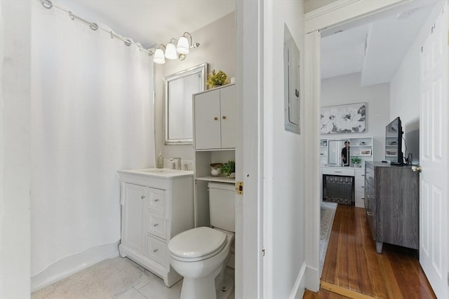 full bathroom with vanity, baseboards, a shower with curtain, and toilet