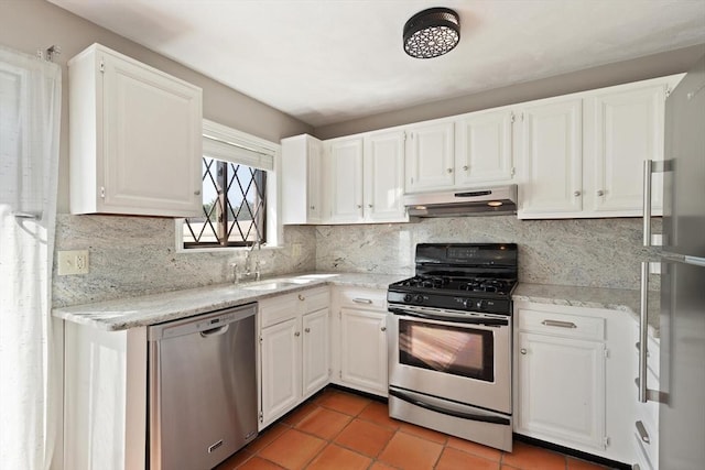 246 Farrwood Dr Unit 246, Haverhill, MA 01835 - kitchen with appliances with stainless steel finishes, under cabinet range hood, tasteful backsplash, and white cabinets