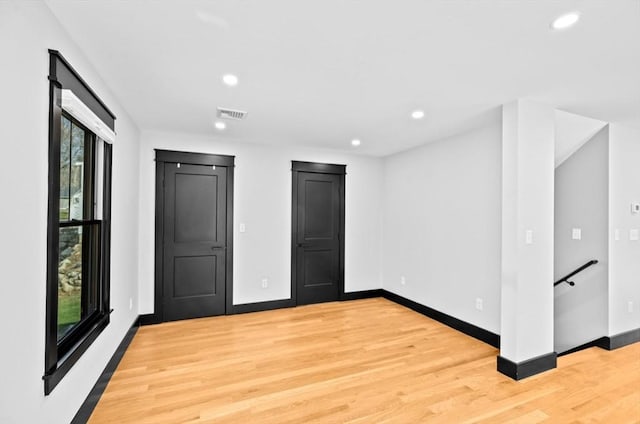 unfurnished bedroom featuring light wood finished floors, baseboards, visible vents, and recessed lighting