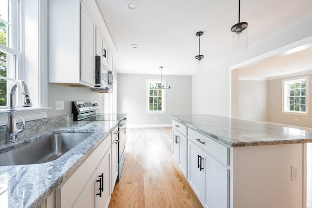 142 Tispaquin St, Middleboro, MA 02346 - kitchen with appliances with stainless steel finishes, a sink, light wood finished floors, plenty of natural light, and recessed lighting
