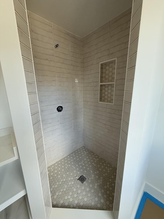 bathroom featuring tiled shower