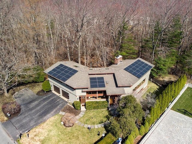 birds eye view of property featuring a forest view