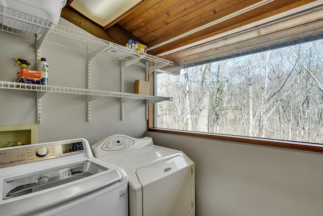 washroom with laundry area and independent washer and dryer