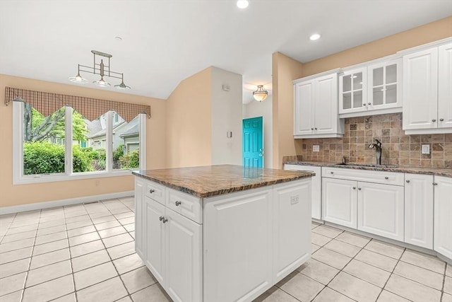 1205 Magnolia Dr Unit 1205, Wayland, MA 01778 - kitchen featuring a sink, light tile patterned floors, a kitchen island, backsplash, and recessed lighting