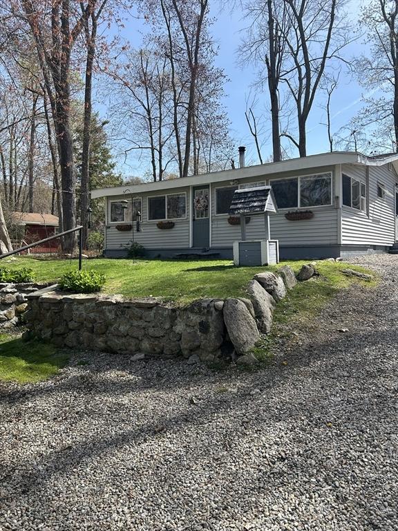manufactured / mobile home with a front yard