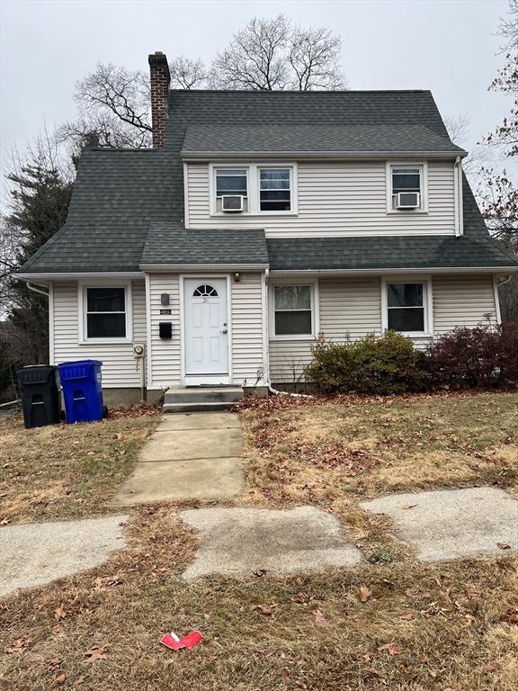 view of front of house featuring a front lawn