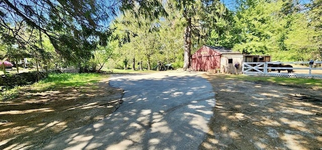 5 Putnam Hill Rd, Sutton, MA 01590 - view of asphalt driveway