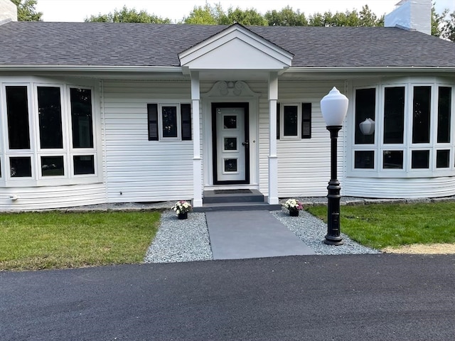 view of front of house featuring a front lawn