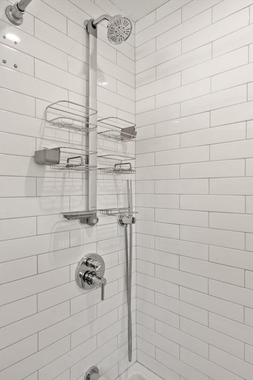 bathroom featuring tiled shower