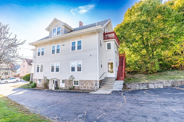 view of front of property featuring a balcony