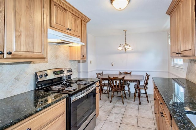 kitchen with stainless steel range with electric cooktop, under cabinet range hood, backsplash, a chandelier, and dark stone counters