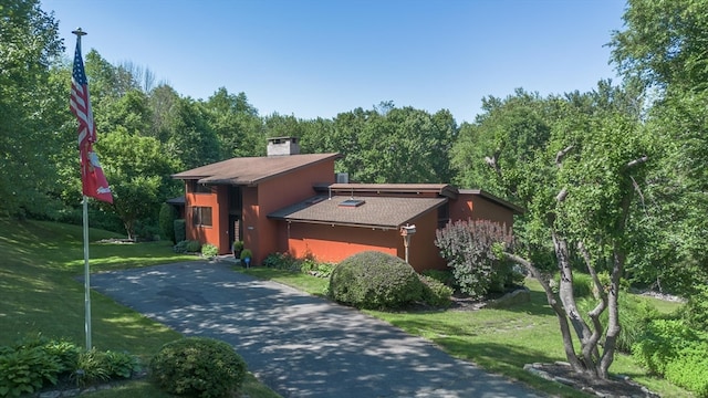 view of front of house featuring a front yard