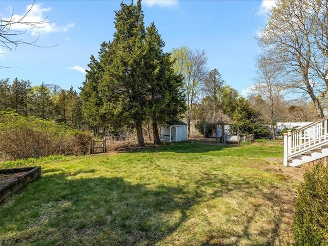 view of yard featuring an outdoor structure and a storage shed