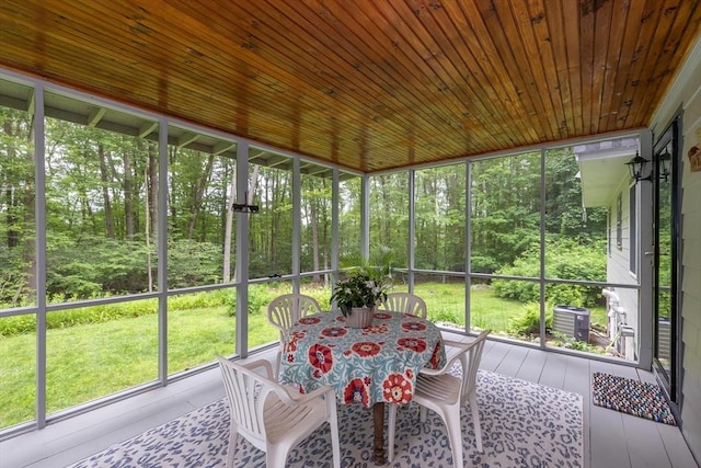 9 Horseshoe Rd, Chelmsford, MA 01824 - sunroom with outdoor dining area and healthy amount of natural light