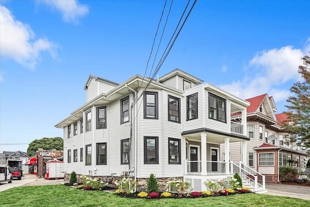 view of front of house featuring a front lawn