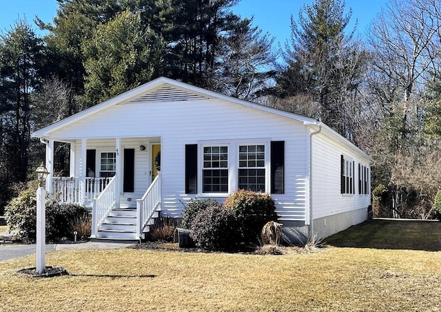 view of front facade with a porch and a front lawn