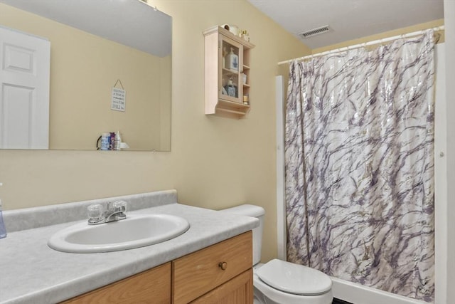 full bathroom featuring visible vents, toilet, a shower with shower curtain, and vanity