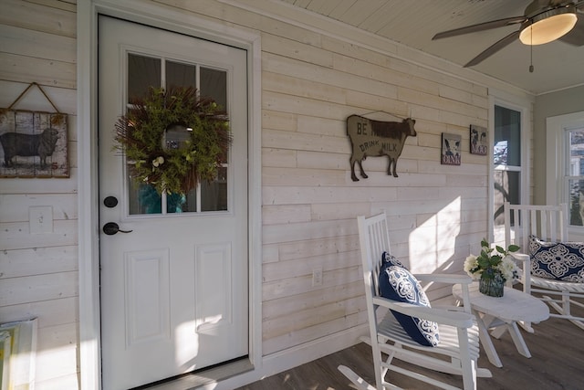 property entrance with ceiling fan and covered porch