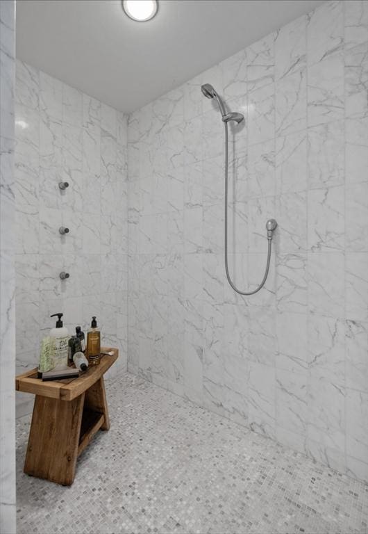 bathroom featuring tiled shower