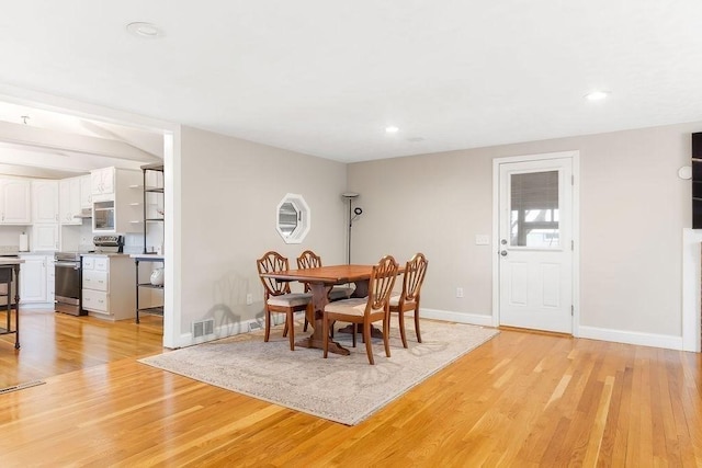 dining space featuring visible vents, light wood-style flooring, recessed lighting, and baseboards