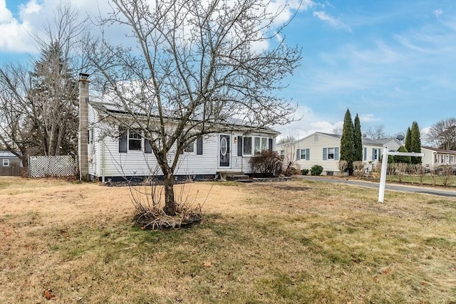 single story home featuring a front lawn