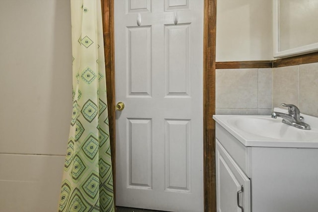 35 Woodland Rd, Leominster, MA 01453 - bathroom with vanity and curtained shower