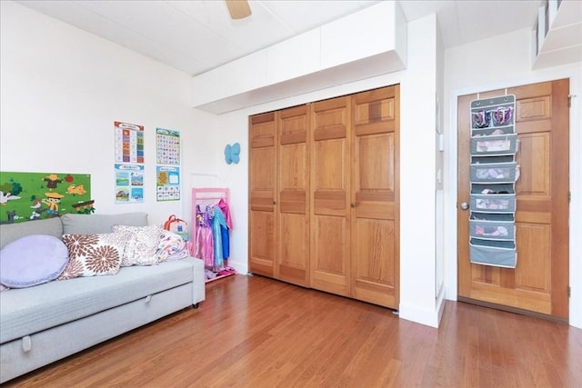 sitting room with wood finished floors and ceiling fan
