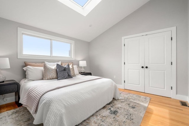 123-125 Centre St Unit Th4, Boston, MA 02124 - bedroom featuring visible vents, light wood-style flooring, lofted ceiling with skylight, and baseboards