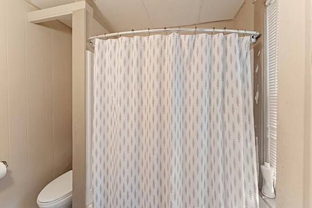 85 Everett St, Southbridge, MA 01550 - full bath with toilet and a shower with shower curtain