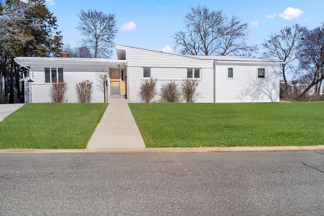 view of front facade featuring a front lawn