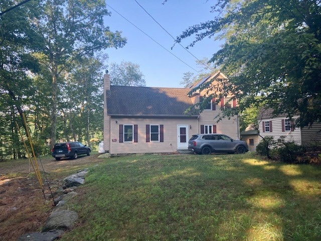 view of front of home with a front lawn