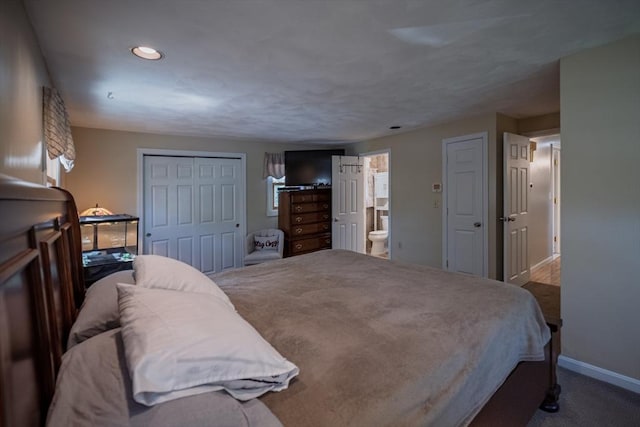 bedroom with baseboards, recessed lighting, carpet flooring, ensuite bathroom, and a closet