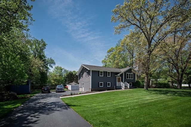 split foyer home featuring a front lawn