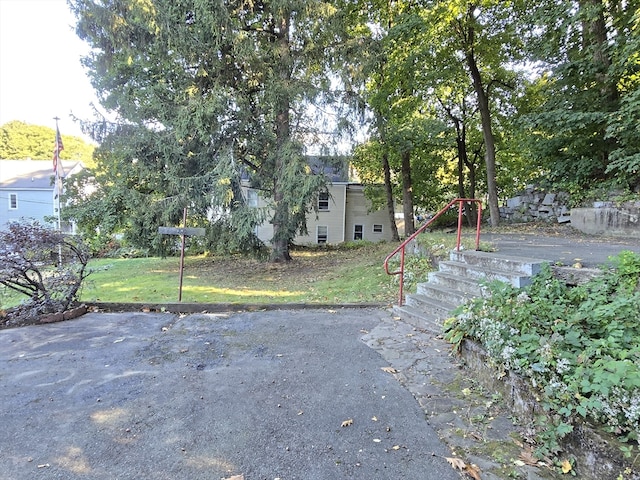 exterior space featuring a front yard