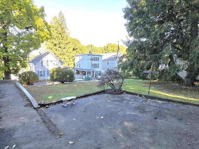 view of front of house featuring a front lawn