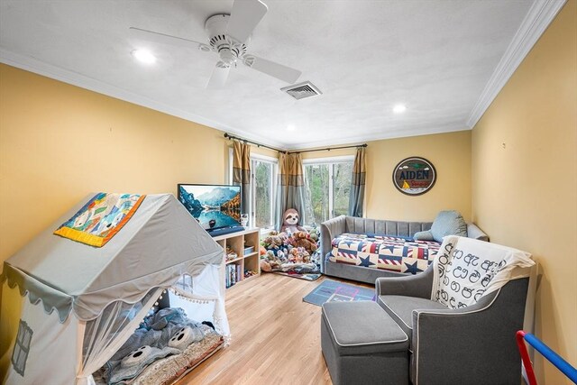 living room featuring visible vents, ornamental molding, wood finished floors, recessed lighting, and a ceiling fan