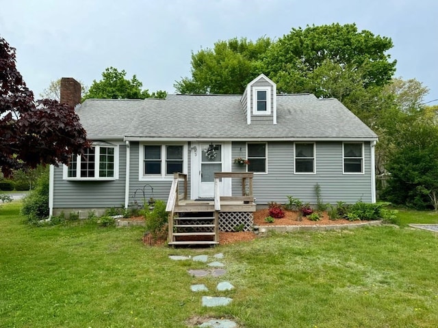 view of front of property featuring a front yard