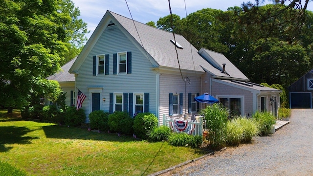 view of front of property featuring a front yard