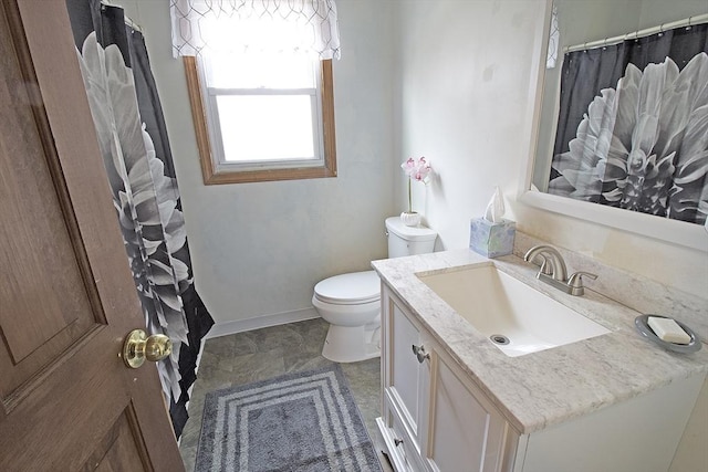 bathroom featuring a shower with curtain, baseboards, toilet, and vanity