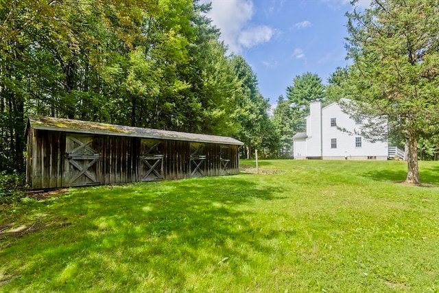 view of yard featuring an outbuilding