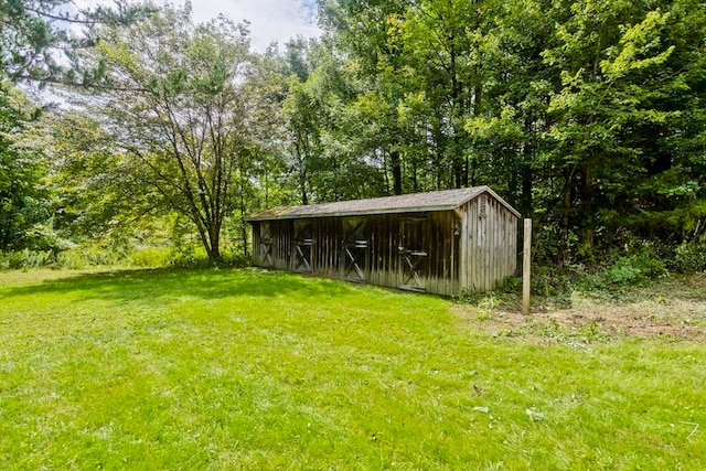 view of yard featuring an outdoor structure