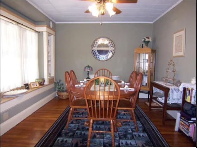 dining area featuring ornamental molding, ceiling fan, and hardwood / wood-style floors