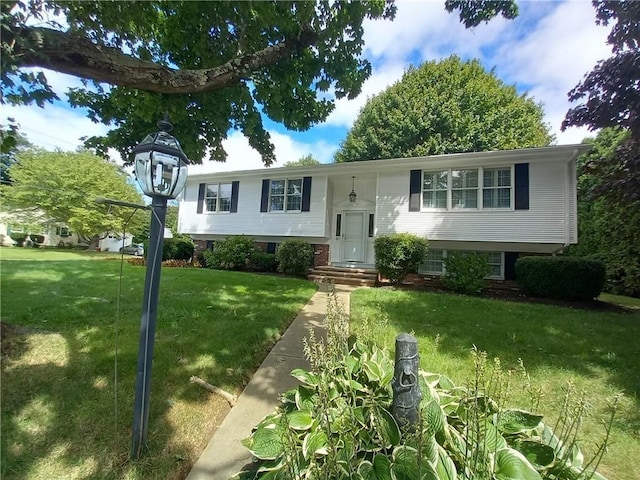 bi-level home featuring a front lawn