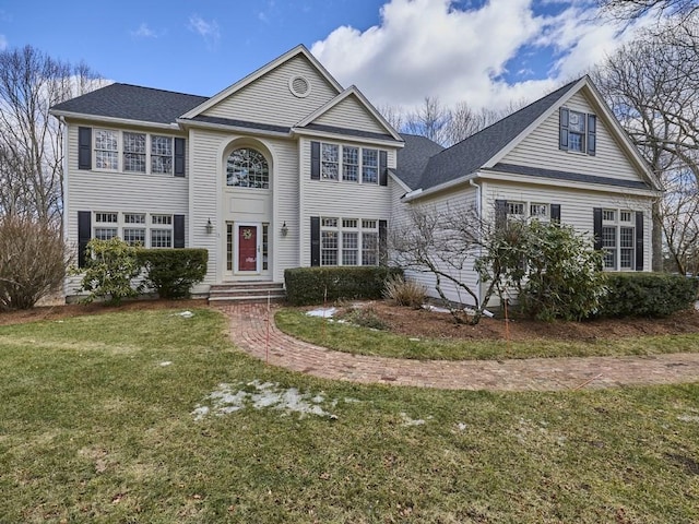 view of front facade featuring a front lawn