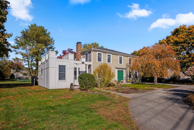 view of front of house with a front lawn and a garage