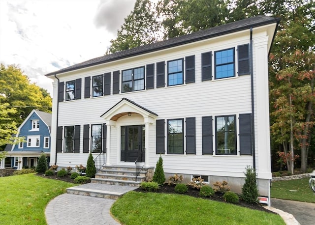 colonial home featuring a front yard