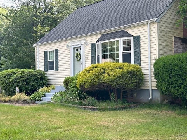 view of front of property featuring a front yard