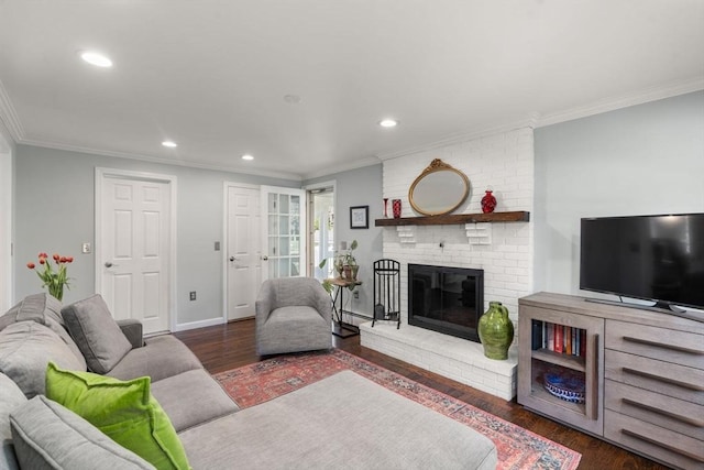 living area with wood finished floors, a fireplace, crown molding, baseboards, and recessed lighting