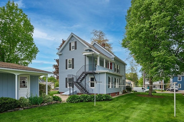 back of house featuring a lawn